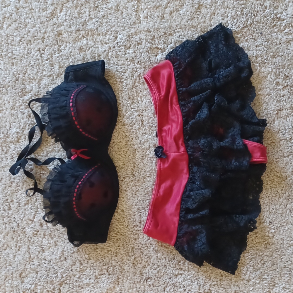Women's Black & Red Lace Bra & Panties set! Size M, (Bra B 34)